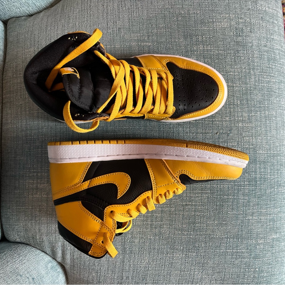 Air Jordan 1 Retro High OG 'Pollen' Sneakers - Picture 3 of 5